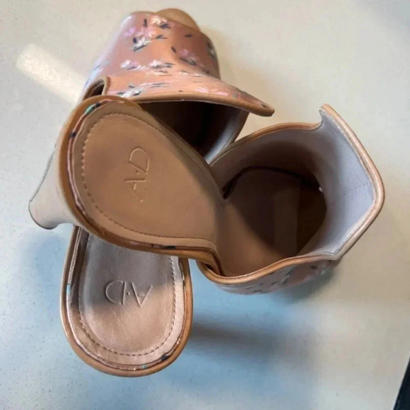 Gently worn, very comfortable, and to with anything size 10 heel size 3” sandals - Picture 6 of 6